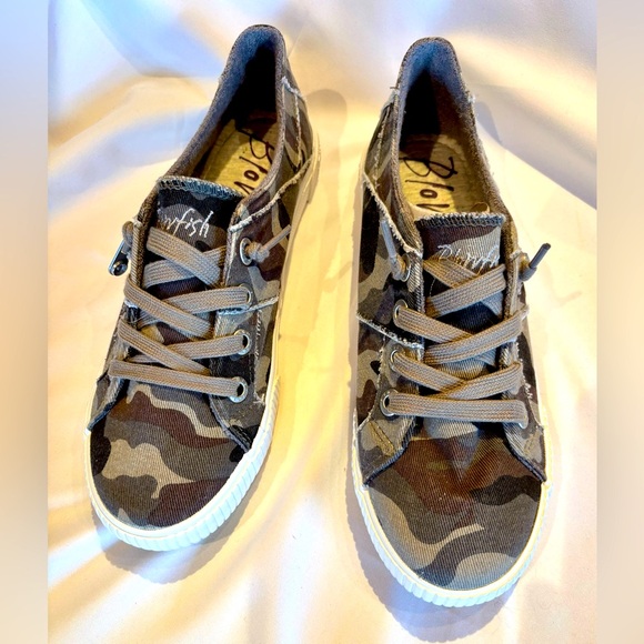 NEW Blowfish Malibu Sneakers Size 8 - Picture 1 of 3